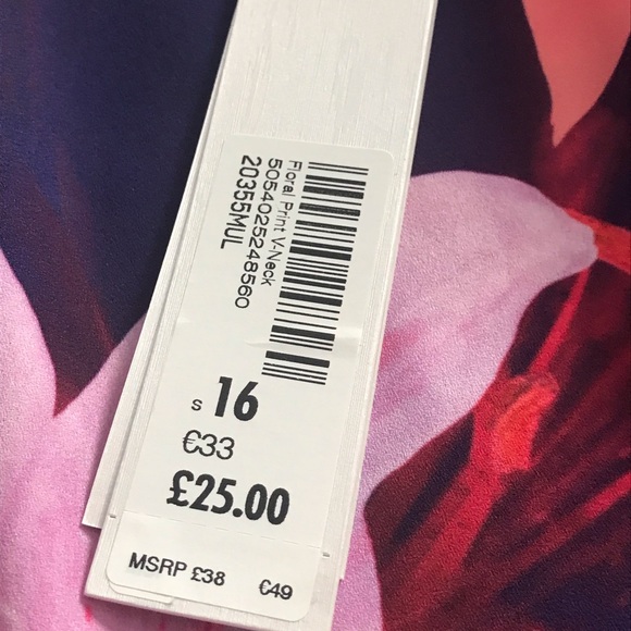 I got this while on vacation in England it’s a size large - Picture 4 of 7